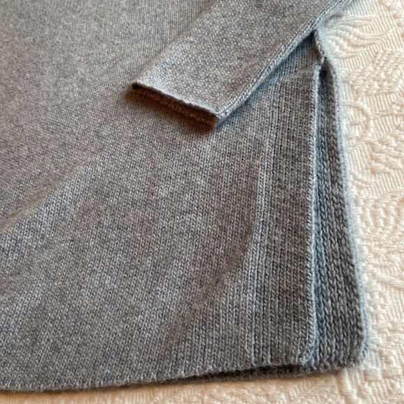 360 Cashmere Deep V-Neck Side Split Sweater Size Small - Picture 5 of 5